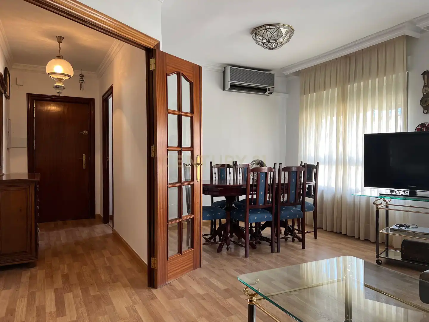 Menjador de Apartament de lloguer en Granada amb Aire condicionat, Moblat i Forn