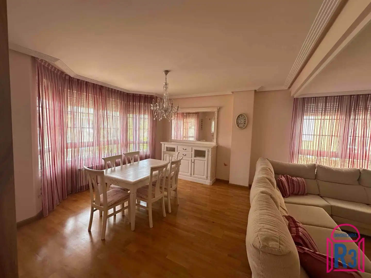 Comedor de Casa adosada en venta en Villaquilambre con Calefacción, Piscina y Amueblado