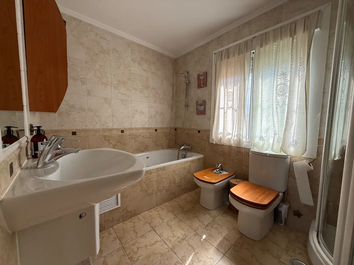 Bathroom of Houses for sale in Arganda del Rey  with Air Conditioner, Heating and Private garden