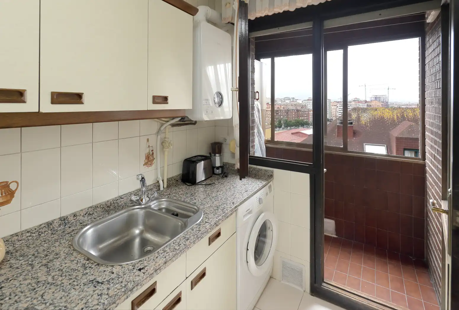 Cuina de Pis en venda en Gijón  amb Calefacció, Parquet i Traster
