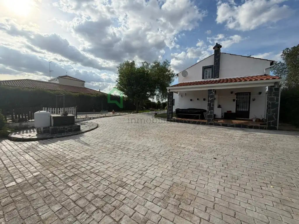 Vista exterior de Casa o xalet en venda en Badajoz amb Aire condicionat, Jardí privat i Piscina