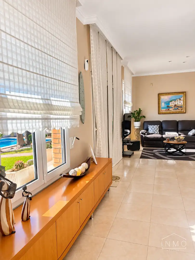 Sala d'estar de Casa o xalet en venda en Ciutat Jardí Bonanova