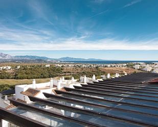 Vista exterior de Àtic de lloguer en La Alcaidesa amb Aire condicionat i Terrassa