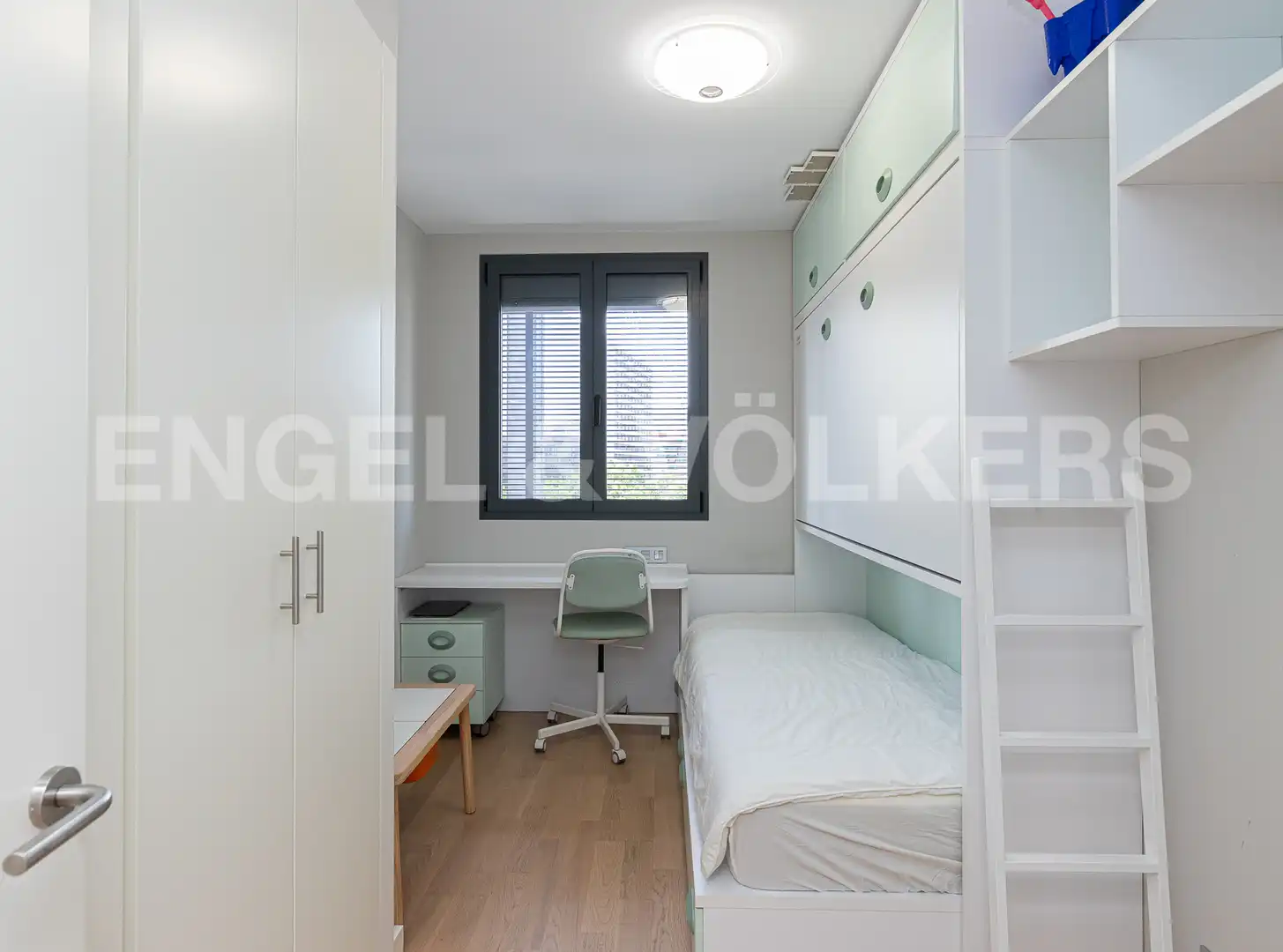 Schlafzimmer von Dachboden zum Verkauf in Barcelona mit Klimaanlage, Heizung und Parkett