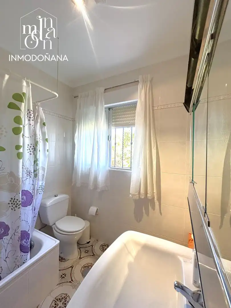 Bany de Casa o xalet en venda en Almonte amb Jardí privat, Terrassa i Moblat