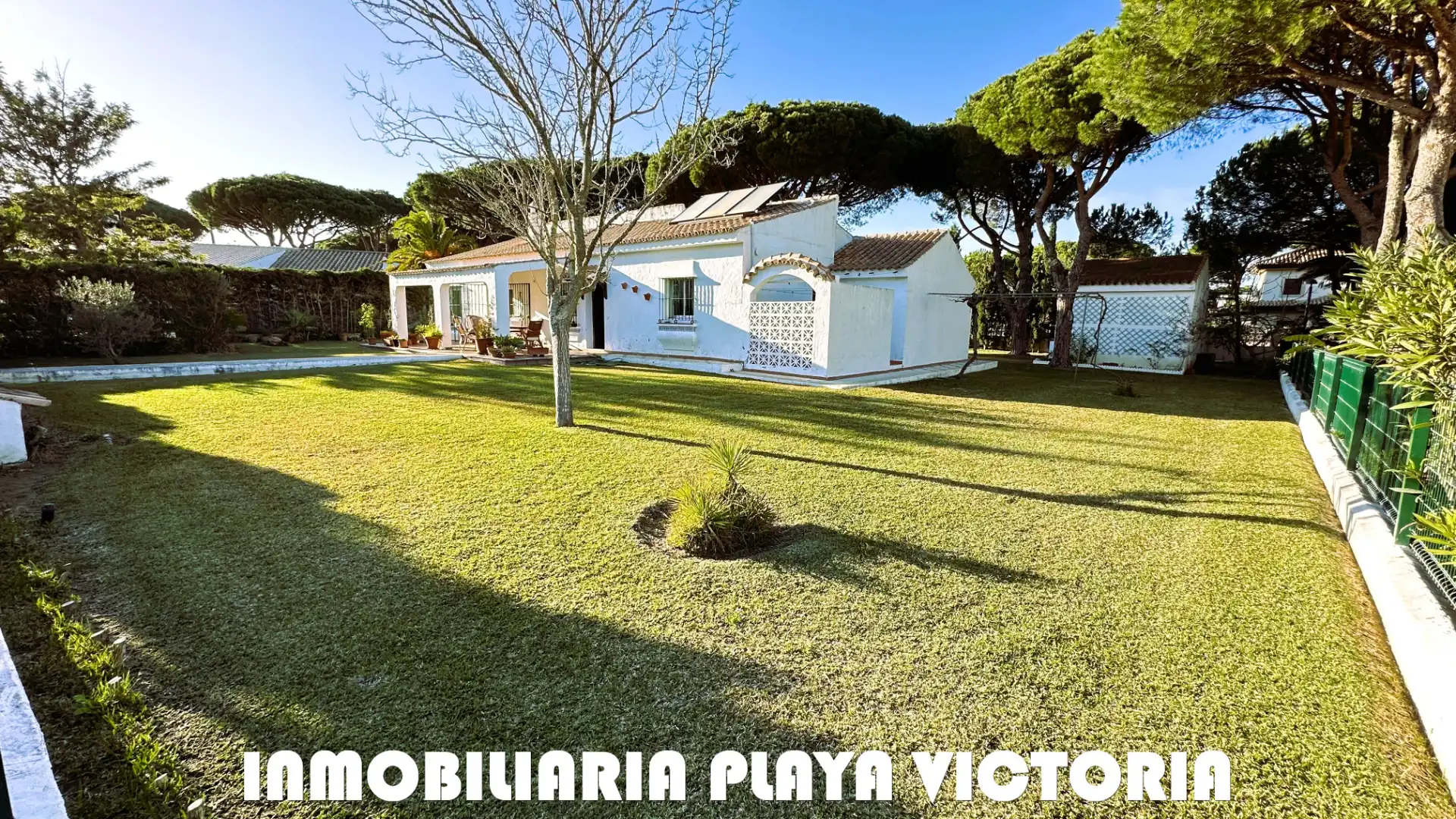 Vista exterior de Casa o chalet en venta en Conil de la Frontera con Aire acondicionado, Jardín privado y Piscina