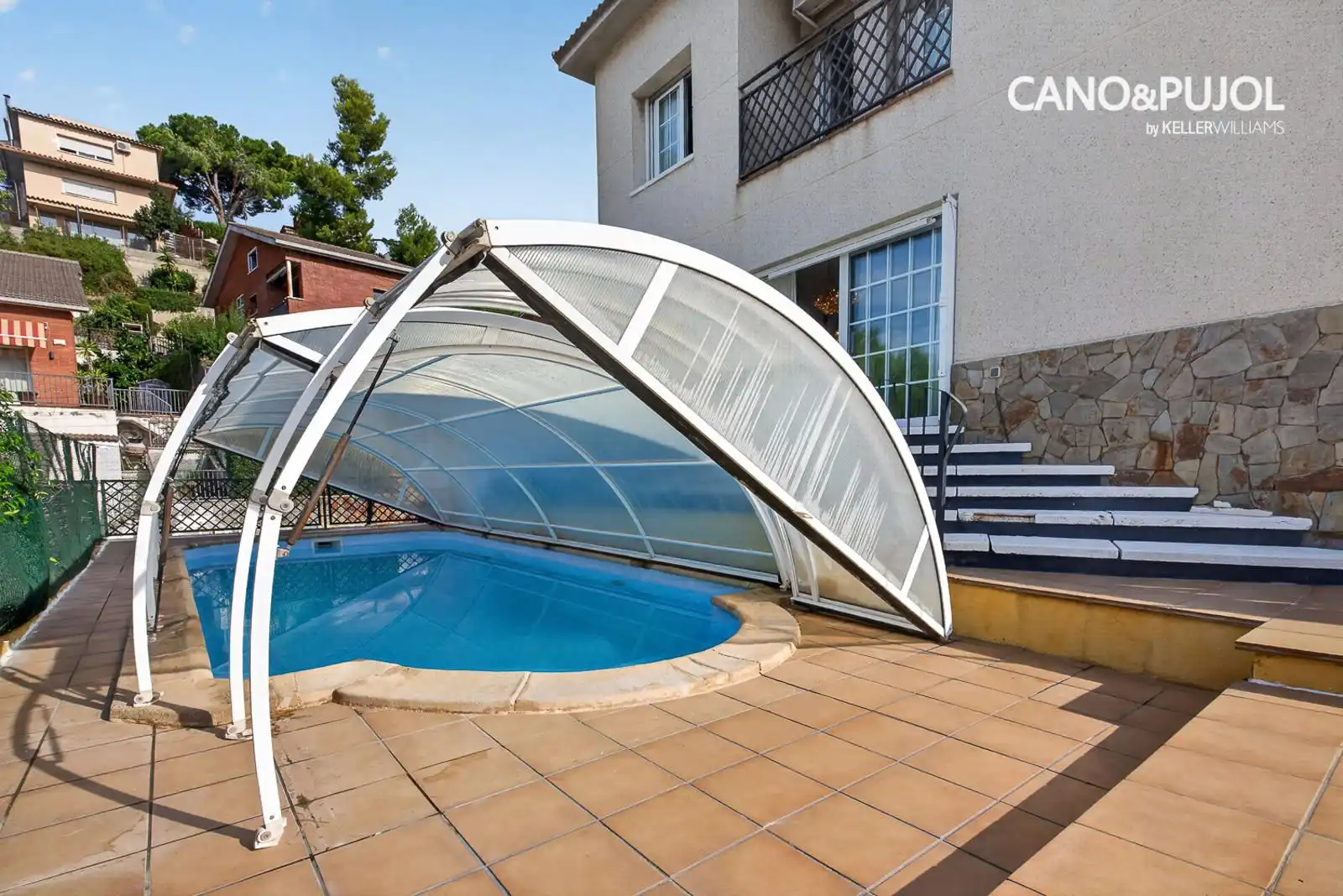 Swimming pool of Houses for sale in Ca n'Oriol