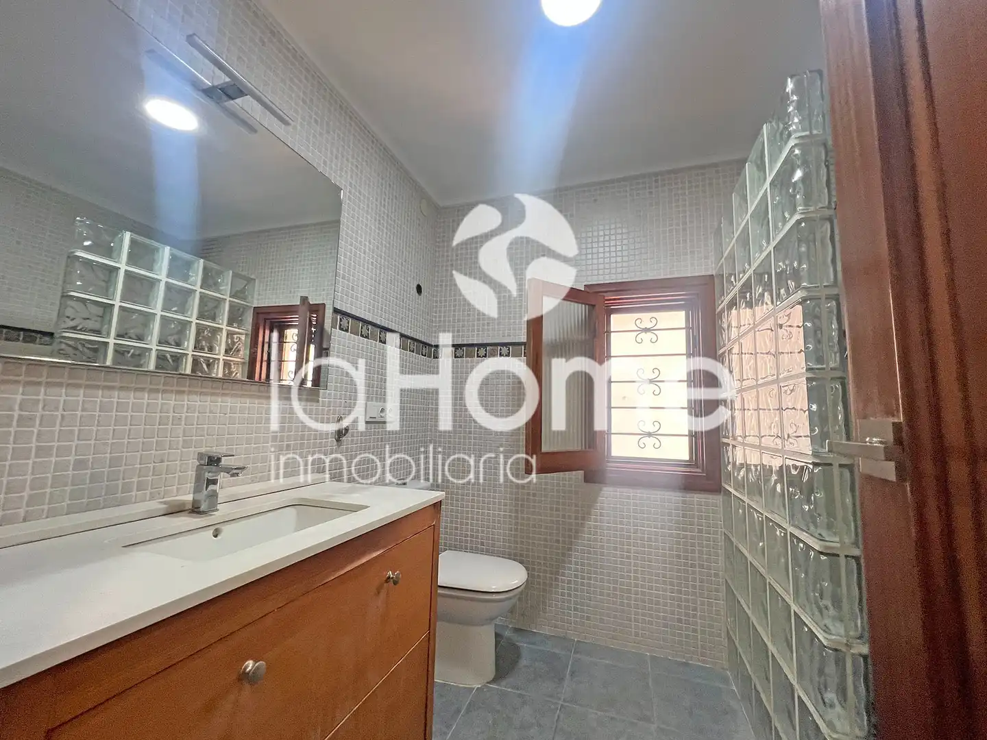 Baño de Casa o chalet de alquiler en Paterna con Aire acondicionado, Calefacción y Jardín privado