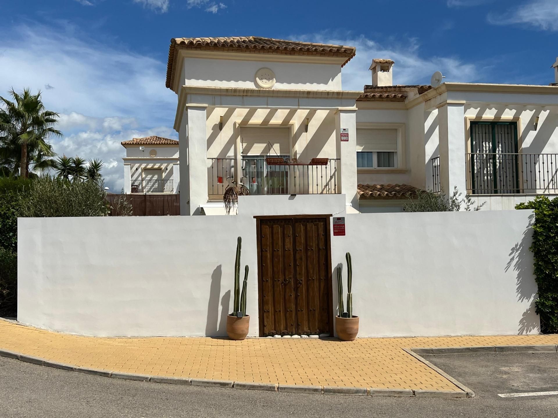 Vista exterior de Casa adosada en venda en El Campello amb Aire condicionat, Jardí privat i Balcó