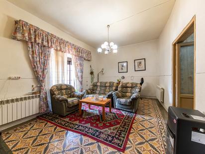 Sala d'estar de Casa adosada en venda en Villa del Prado amb Balcó