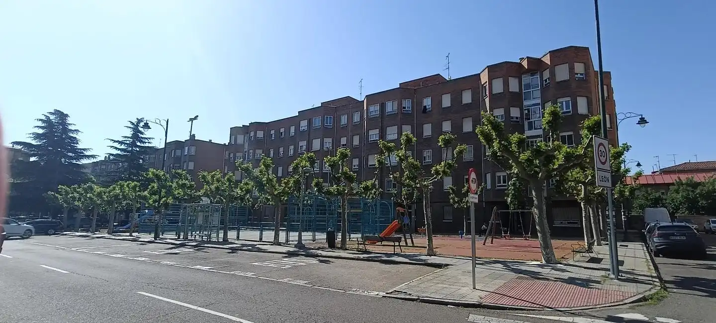 Vista exterior de Apartamento en venta en León Capital  con Calefacción, Parquet y Terraza