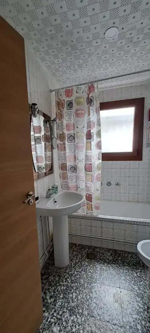 Baño de Piso en venta en Maello con Jardín privado, Trastero y Microondas