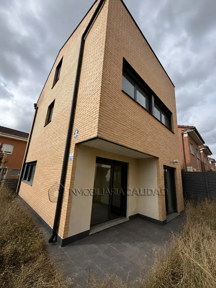 Vista exterior de Casa o chalet en venta en Alfoz de Quintanadueñas con Calefacción