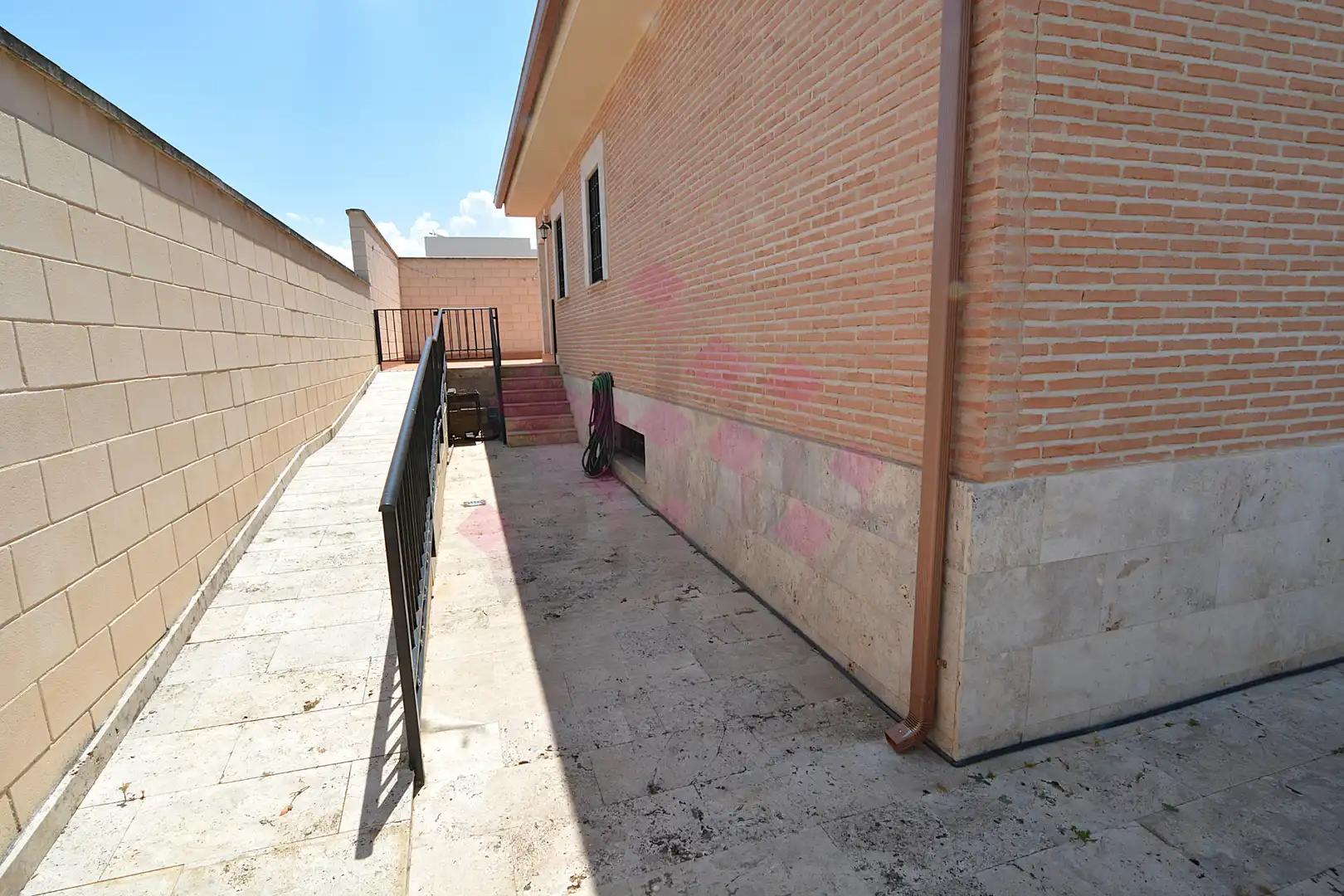 Vista exterior de Casa o xalet en venda en Ciudad Real amb Aire condicionat, Calefacció i Jardí privat