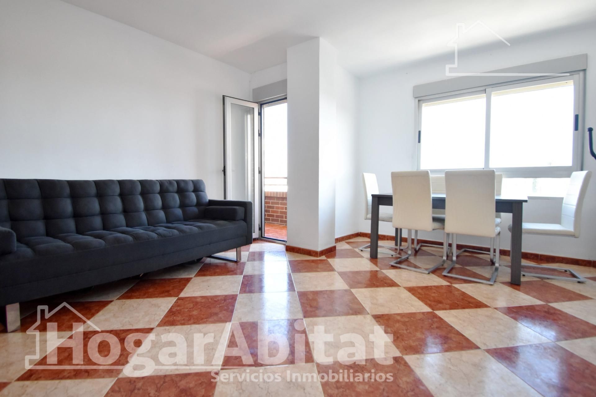 Sala d'estar de Pis en venda en Oliva amb Terrassa i Balcó