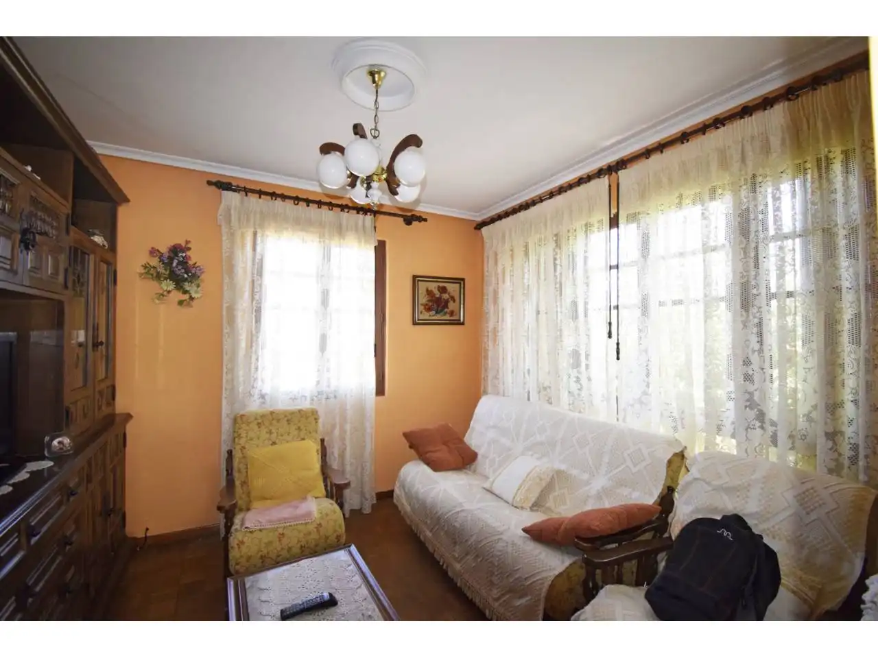 Sala d'estar de Casa o xalet en venda en León Capital  amb Calefacció, Jardí privat i Parquet