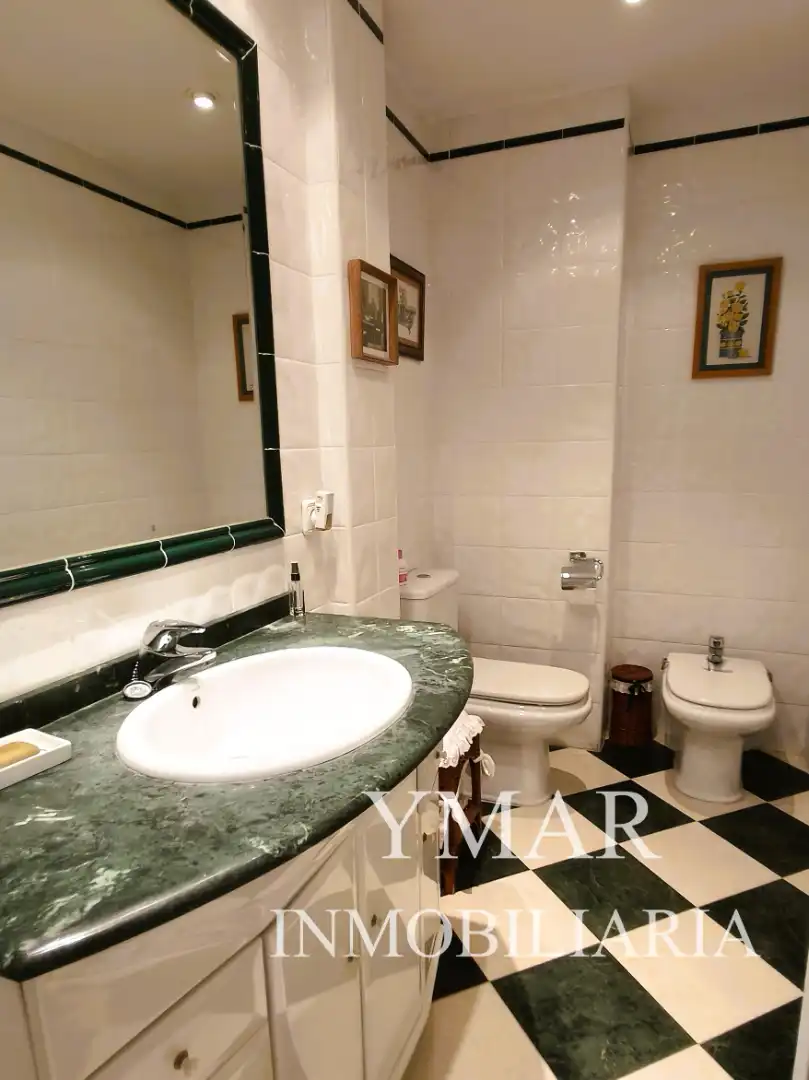 Bathroom of Flat for sale in Móstoles  with Air Conditioner, Heating and Parquet flooring