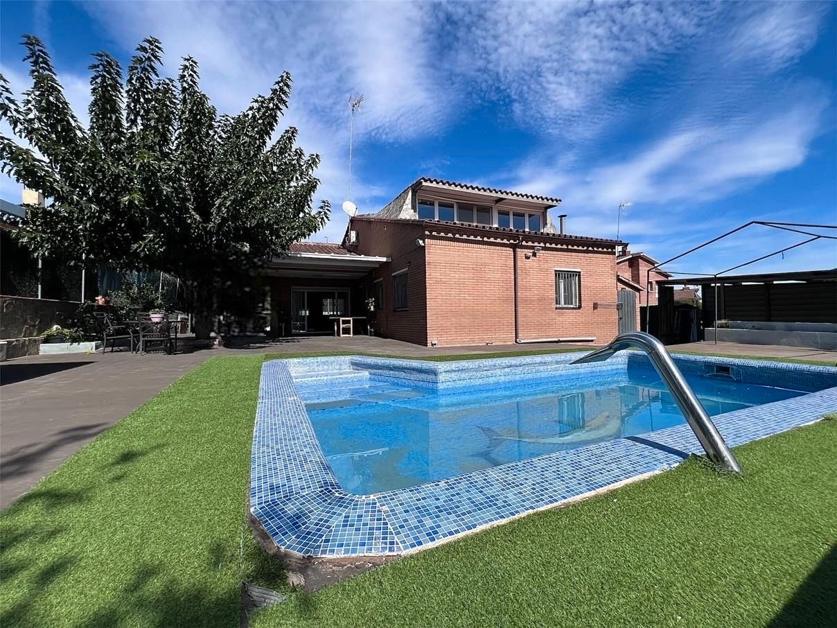 Swimming pool of House or chalet for sale in Castellar del Vallès  with Air Conditioner, Heating and Private garden