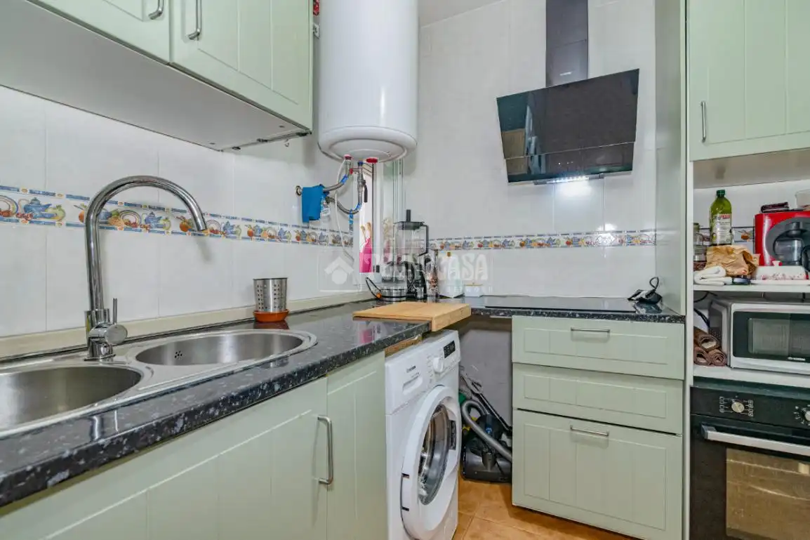 Küche von Wohnung zum Verkauf in Lucena mit Klimaanlage, Terrasse und Abstellraum