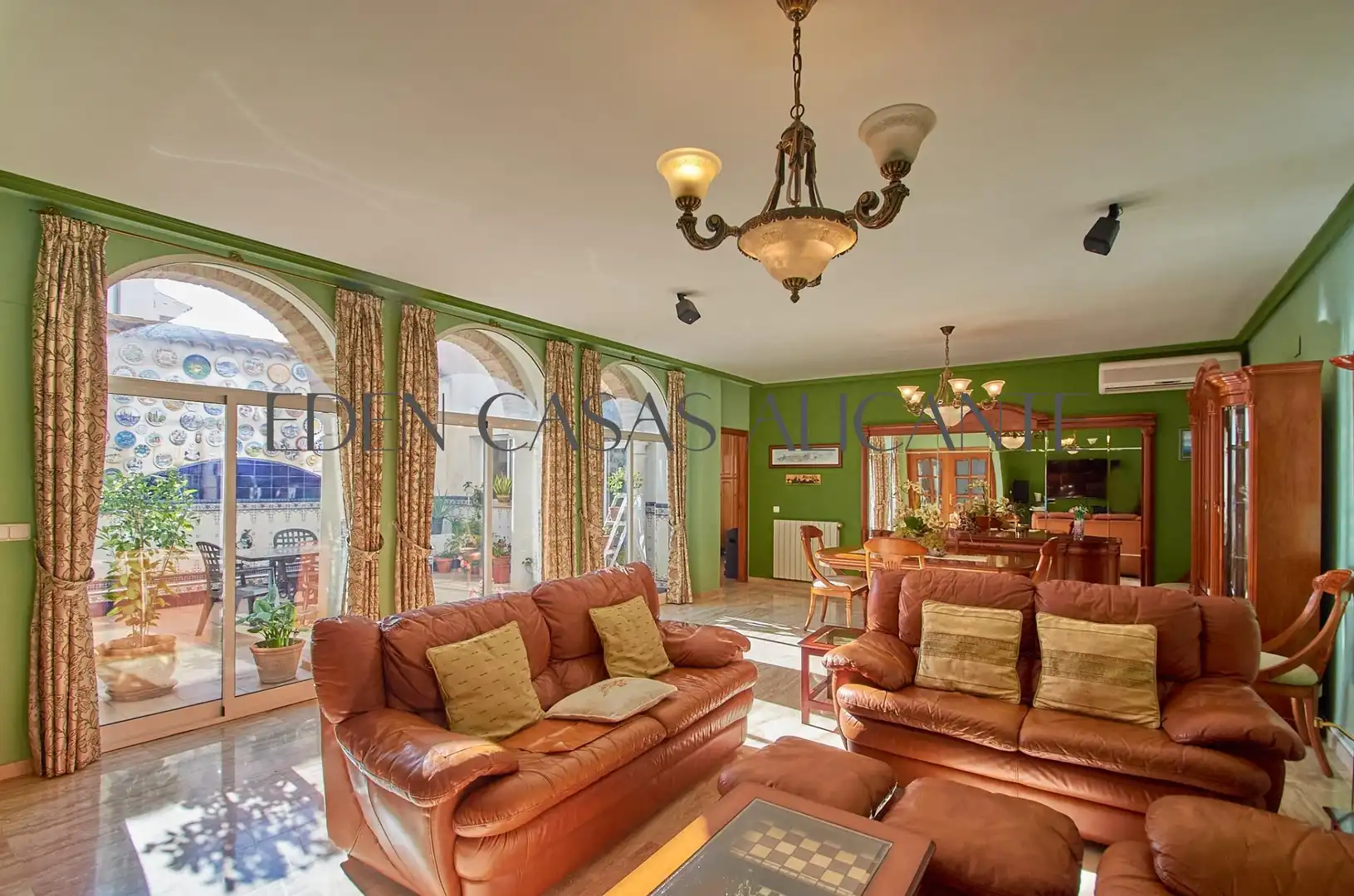 Sala d'estar de Casa adosada en venda en San Vicente del Raspeig / Sant Vicent del Raspeig amb Aire condicionat, Jardí privat i Parquet