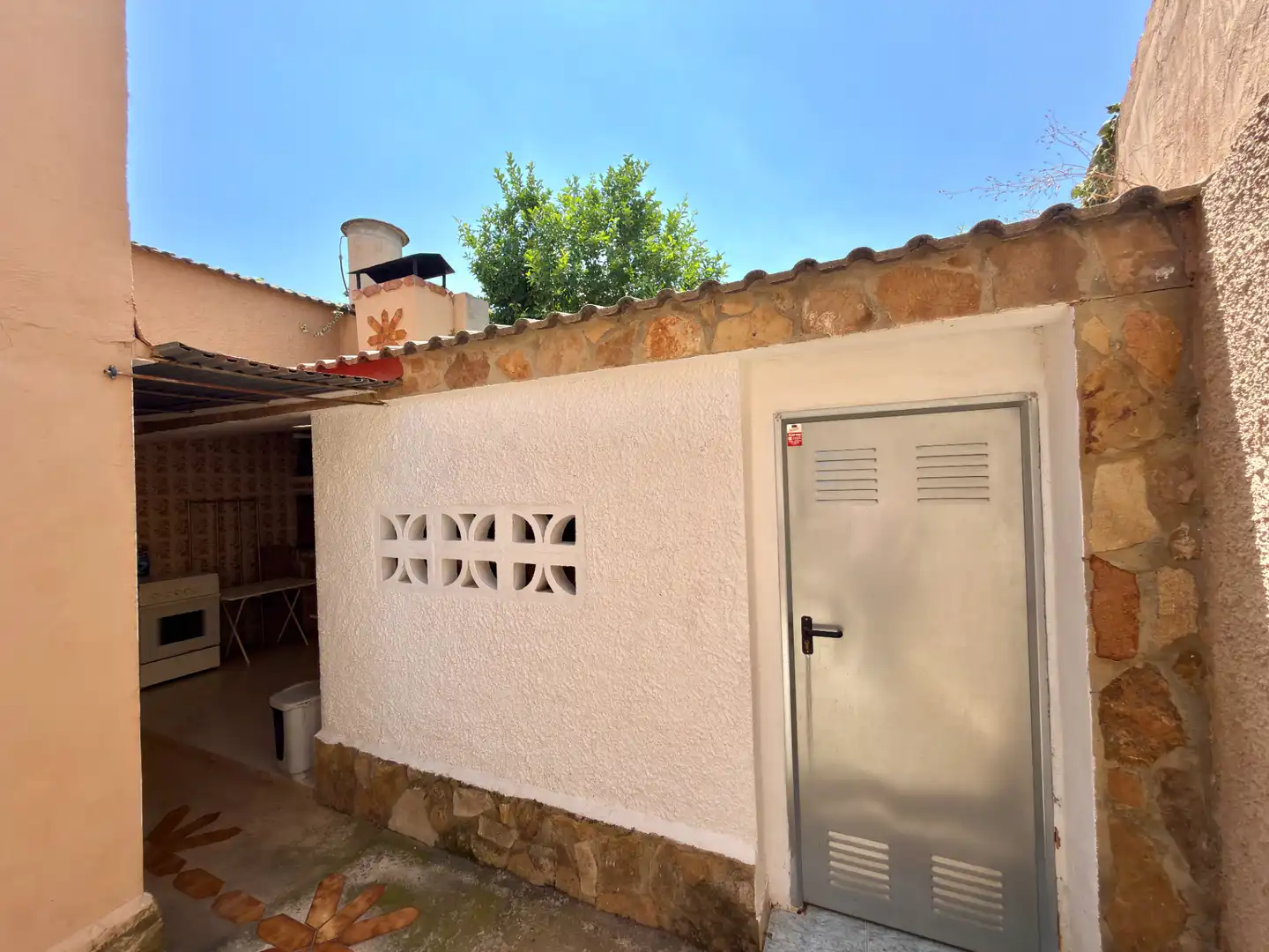 Vista exterior de Casa o xalet en venda en Chiva amb Aire condicionat, Jardí privat i Terrassa
