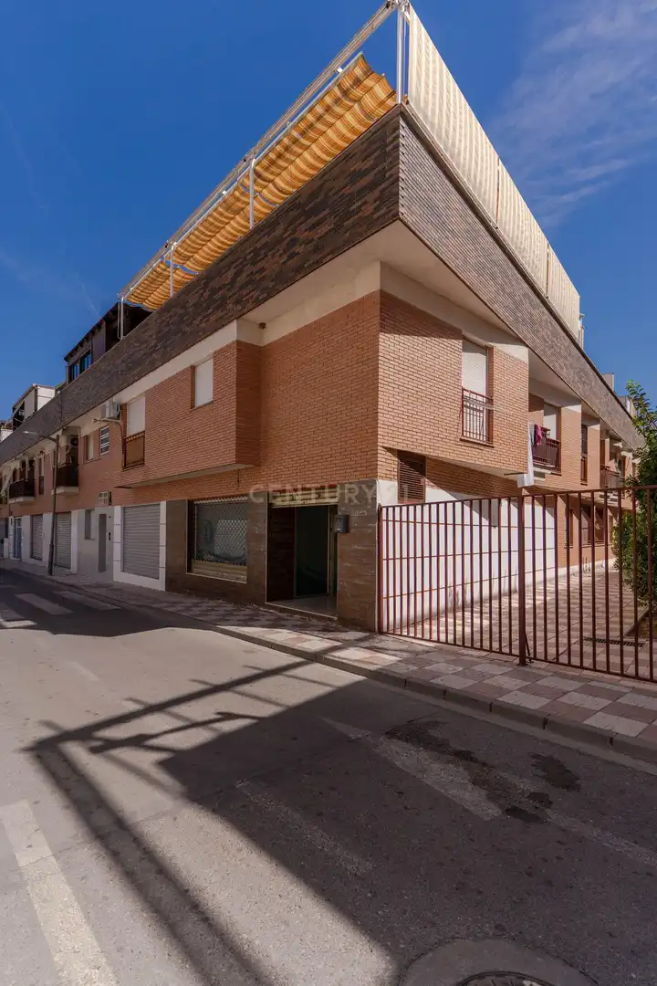 Vista exterior de Apartament en venda en Churriana de la Vega amb Jardí privat i Piscina comunitària