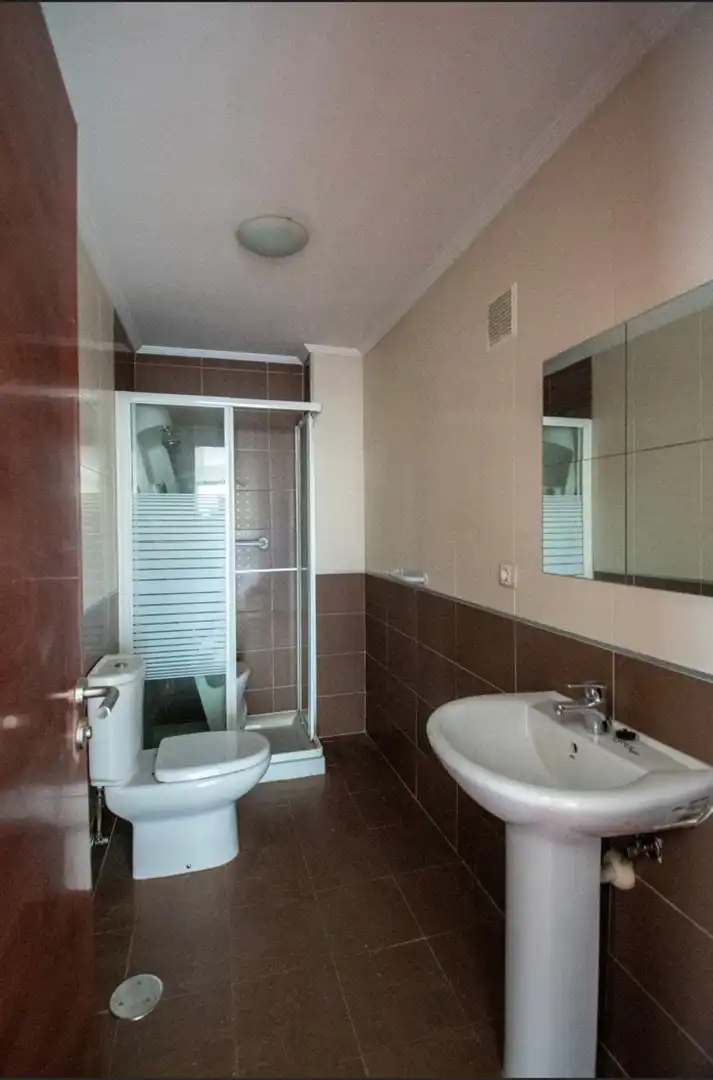 Badezimmer von Wohnung zum Verkauf in Avilés mit Heizung, Parkett und Abstellraum