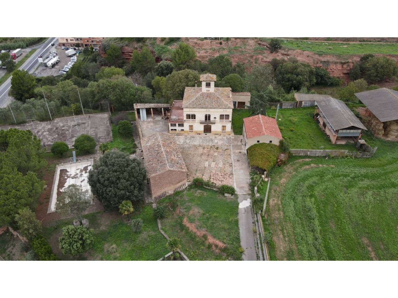 Vista exterior de Finca rústica en venda en Manresa amb Jardí privat, Terrassa i Piscina