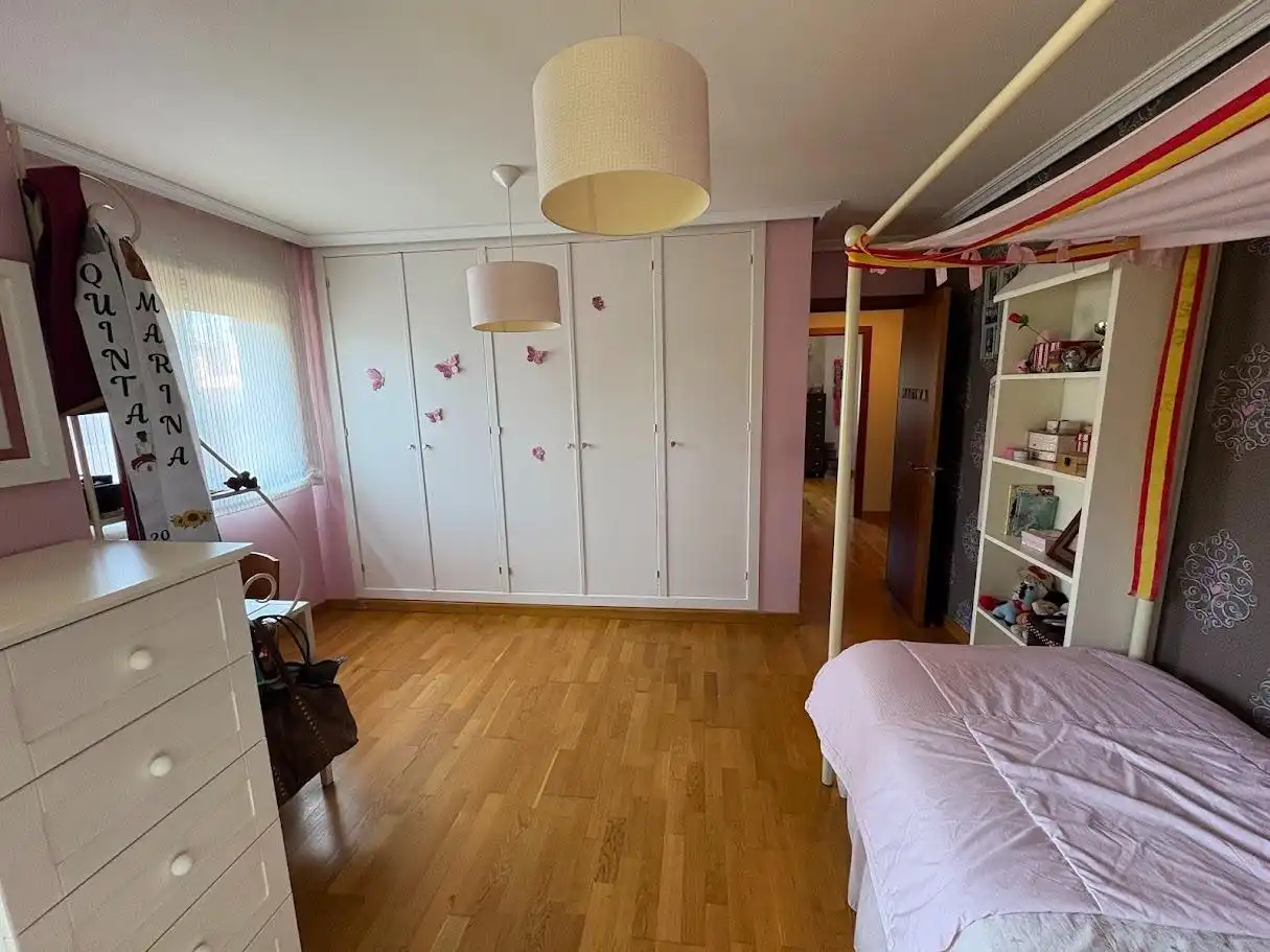 Schlafzimmer von Einfamilien-Reihenhaus zum Verkauf in Valladolid mit Klimaanlage, Heizung und Privatgarten