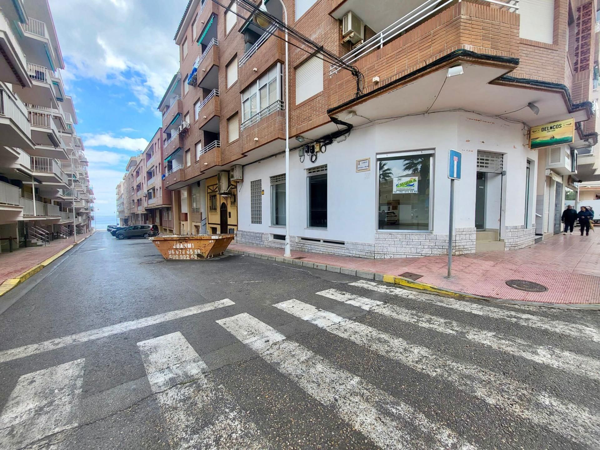 Vista exterior de Local de lloguer en Guardamar del Segura