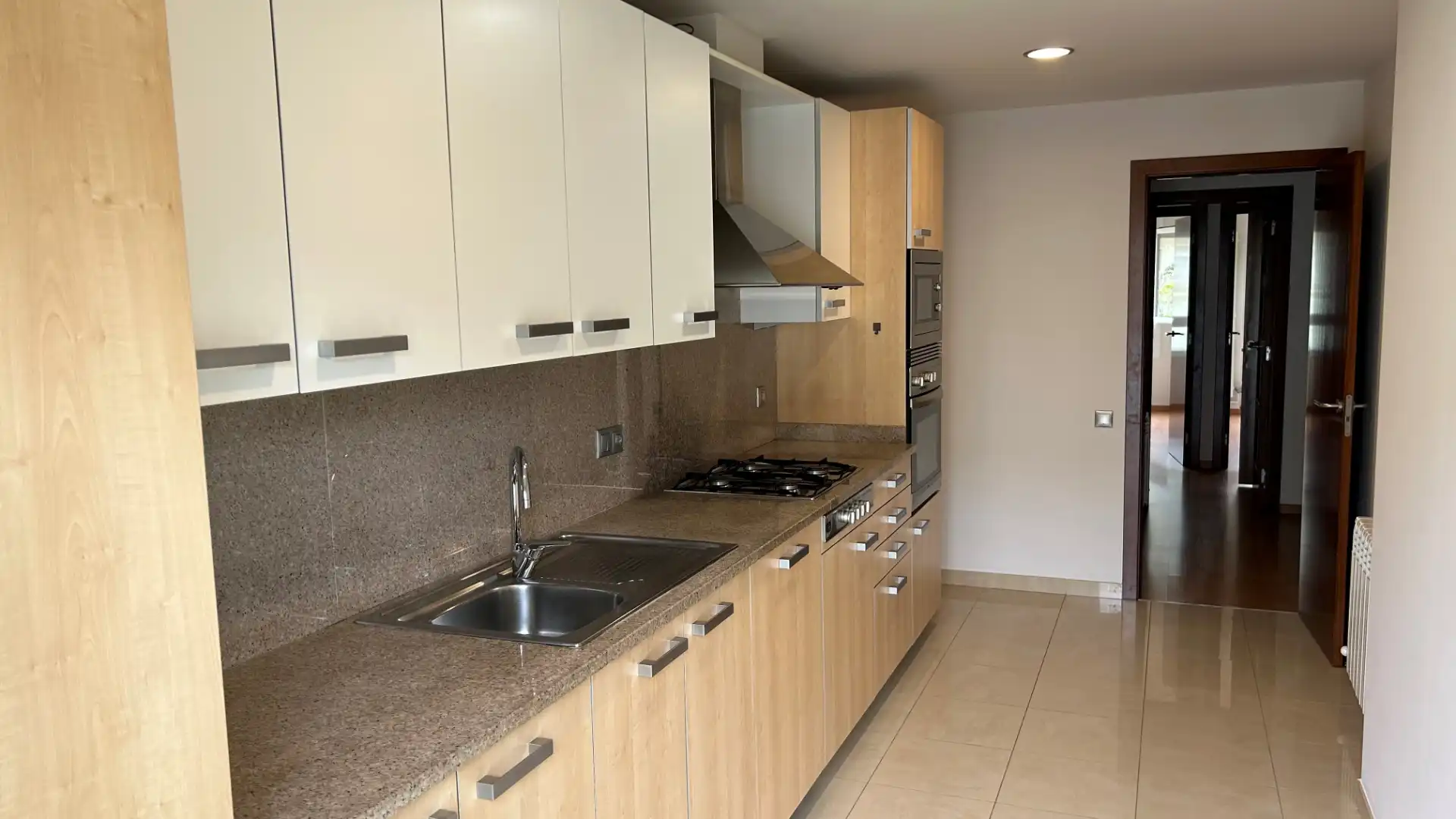 Cuina de Pis en venda en Girona amb Aire condicionat, Calefacció i Parquet