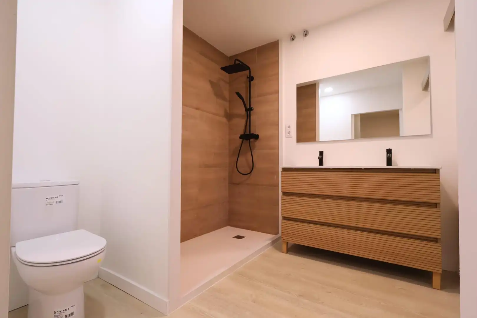 Bathroom of Ground floor for sale in Vilanova i la Geltrú  with Parquet flooring