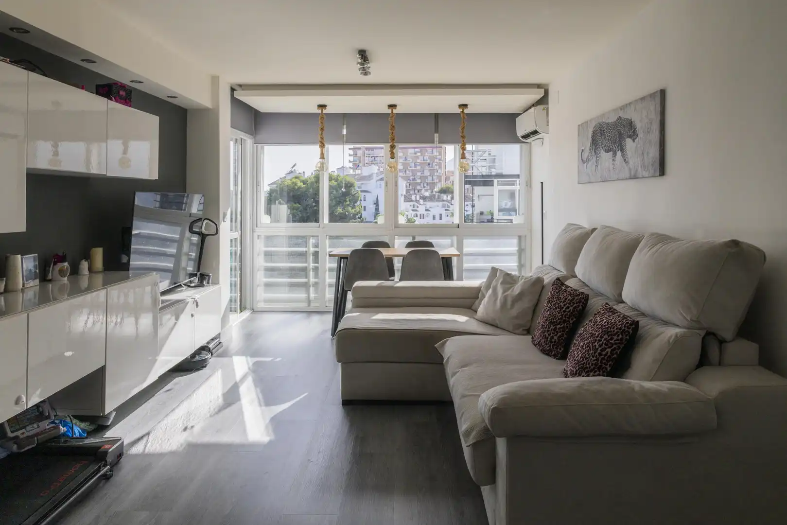 Sala d'estar de Apartament en venda en Benalmádena amb Aire condicionat, Jardí privat i Parquet