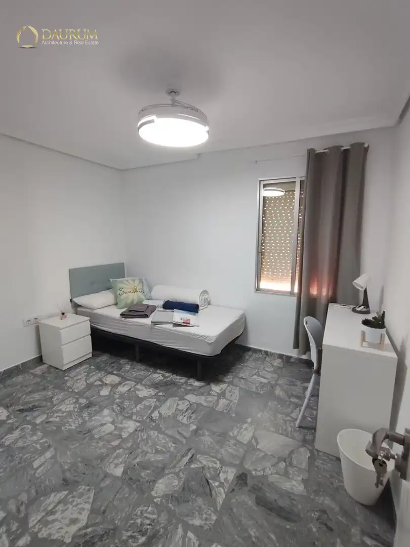 Bedroom of Flat for sale in Sevilla  with Air Conditioner and Furnished
