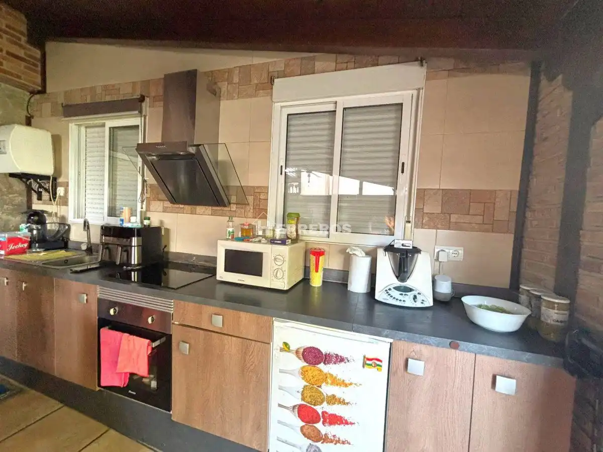 Cuina de Casa adosada en venda en Villamediana de Iregua amb Aire condicionat, Calefacció i Jardí privat