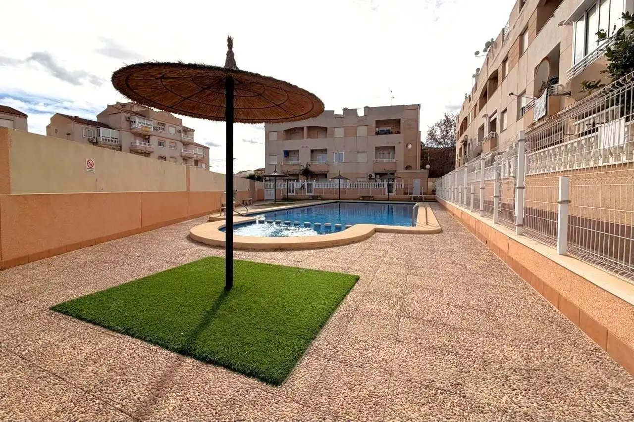 Piscina de Planta baja en venta en Torrevieja con Aire acondicionado, Calefacción y Terraza