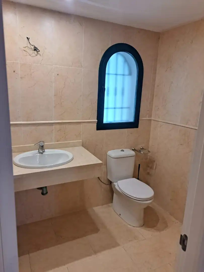 Badezimmer von Einfamilien-Reihenhaus zum Verkauf in Manilva mit Privatgarten und Gemeinschaftspool