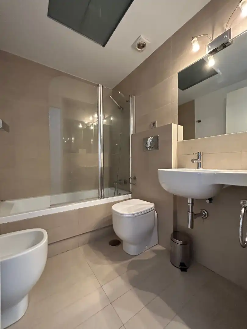 Baño de Dúplex de alquiler en Sevilla con Aire acondicionado, Calefacción y Parquet