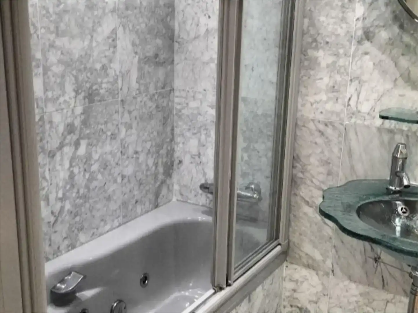 Baño de Piso de alquiler en  Madrid Capital con Aire acondicionado y Piscina