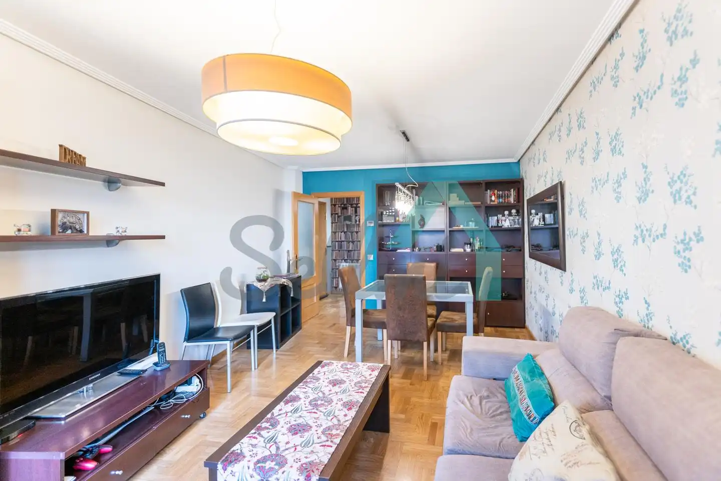 Sala de estar de Piso en venta en Oviedo  con Calefacción, Parquet y Trastero