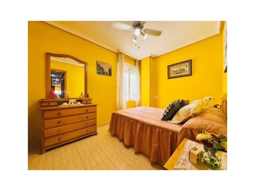 Dormitori de Apartament en venda en Torrevieja amb Moblat