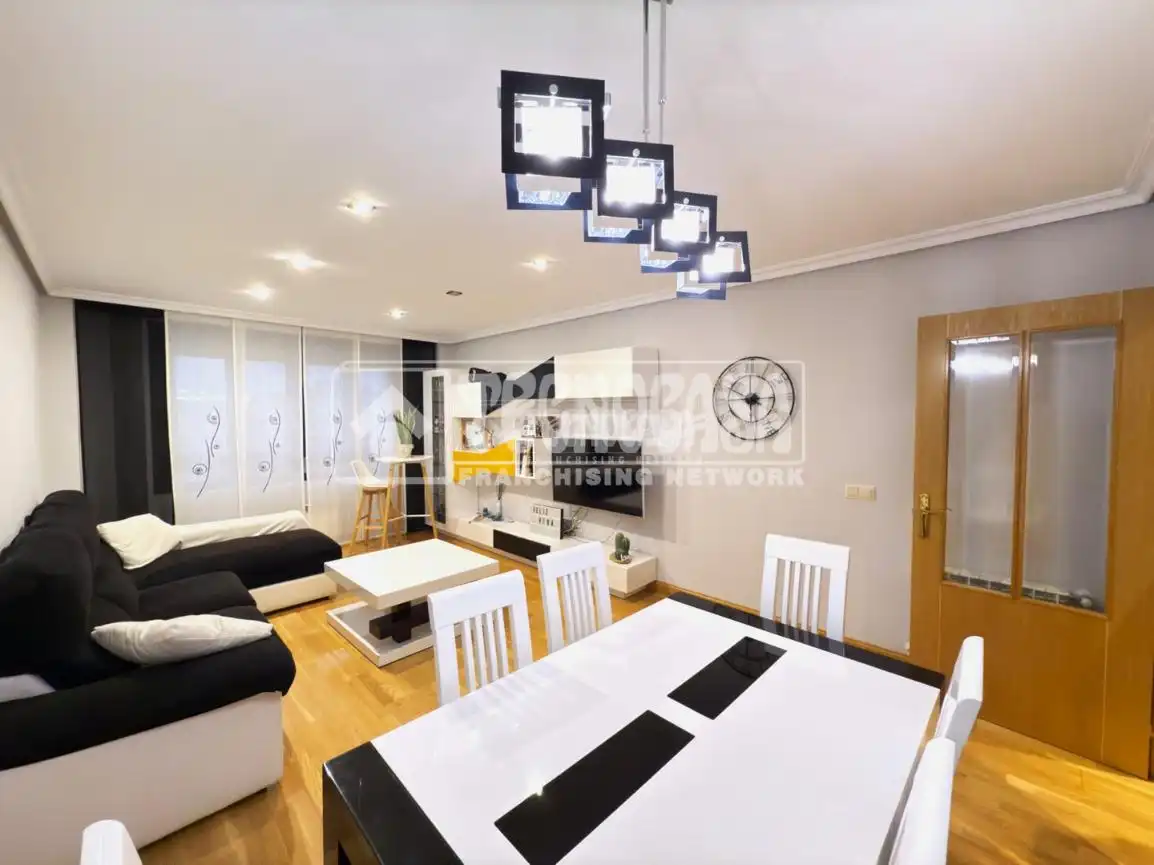 Wohnzimmer von Wohnung zum Verkauf in Cuenca mit Klimaanlage und Parkett