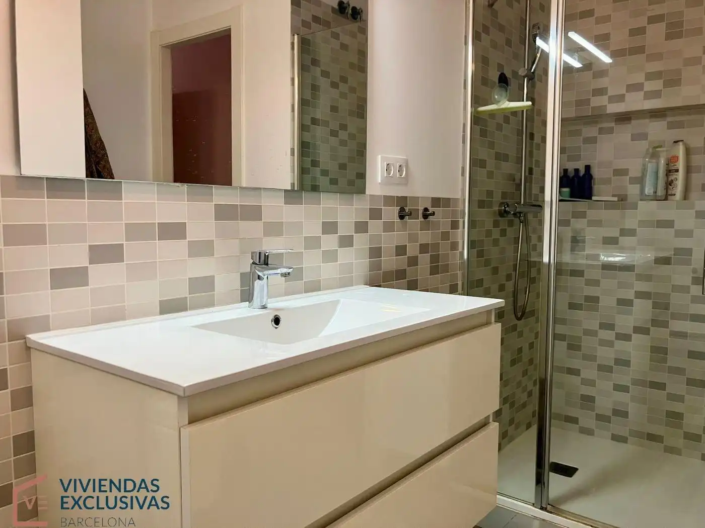 Badezimmer von Wohnung zum Verkauf in Barcelona mit Klimaanlage, Heizung und Privatgarten