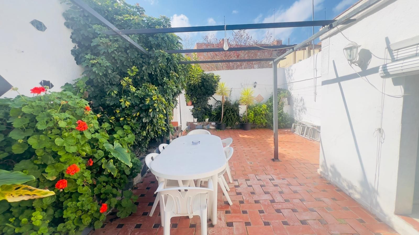 Terrasse von Einfamilien-Reihenhaus zum Verkauf in Badalona mit Klimaanlage und Terrasse