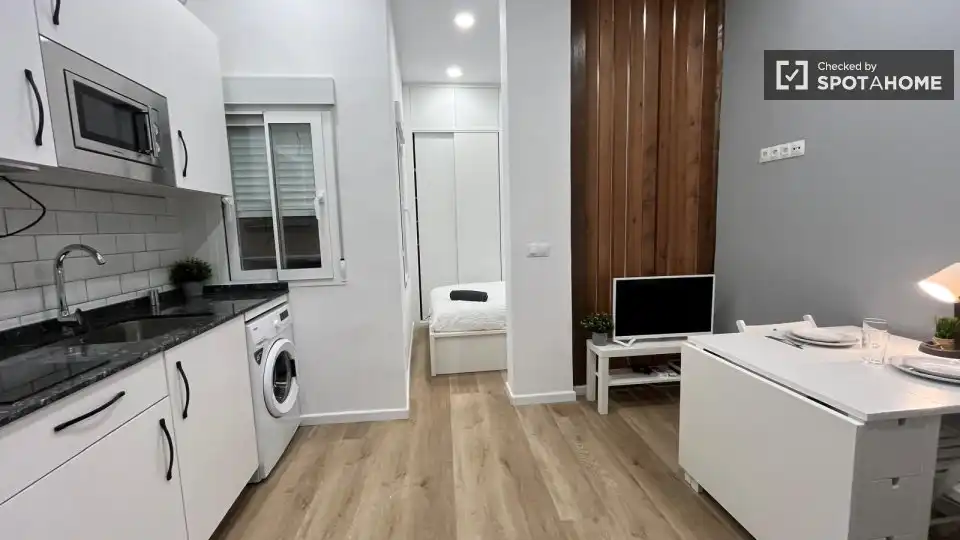 Cuina de Apartament per a compartir en Madrid amb Aire condicionat, Calefacció i Terrassa