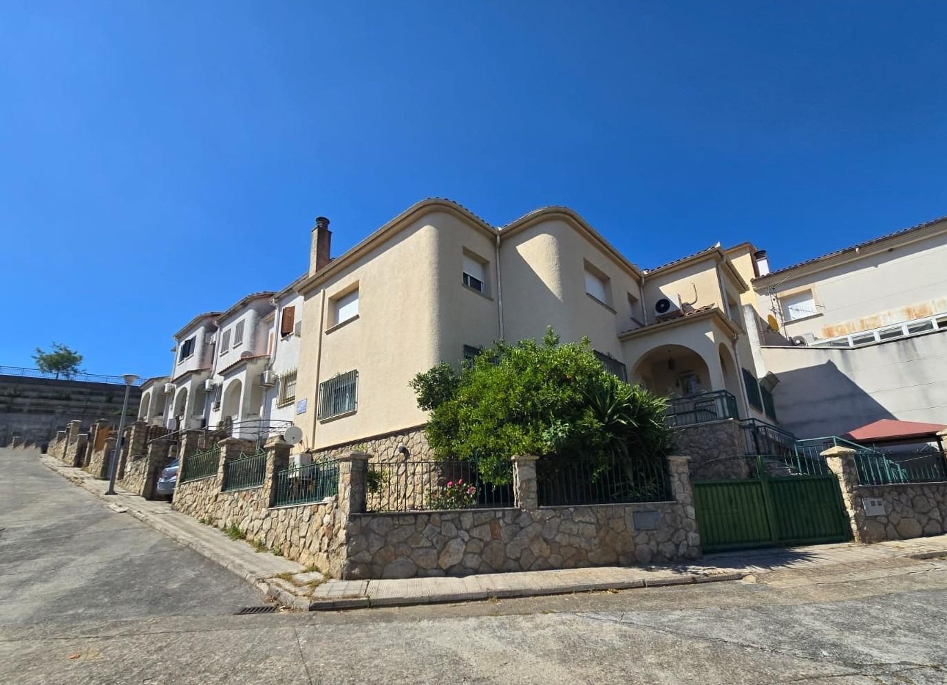 Exterior view of House or chalet for sale in Plasencia  with Air Conditioner, Heating and Private garden