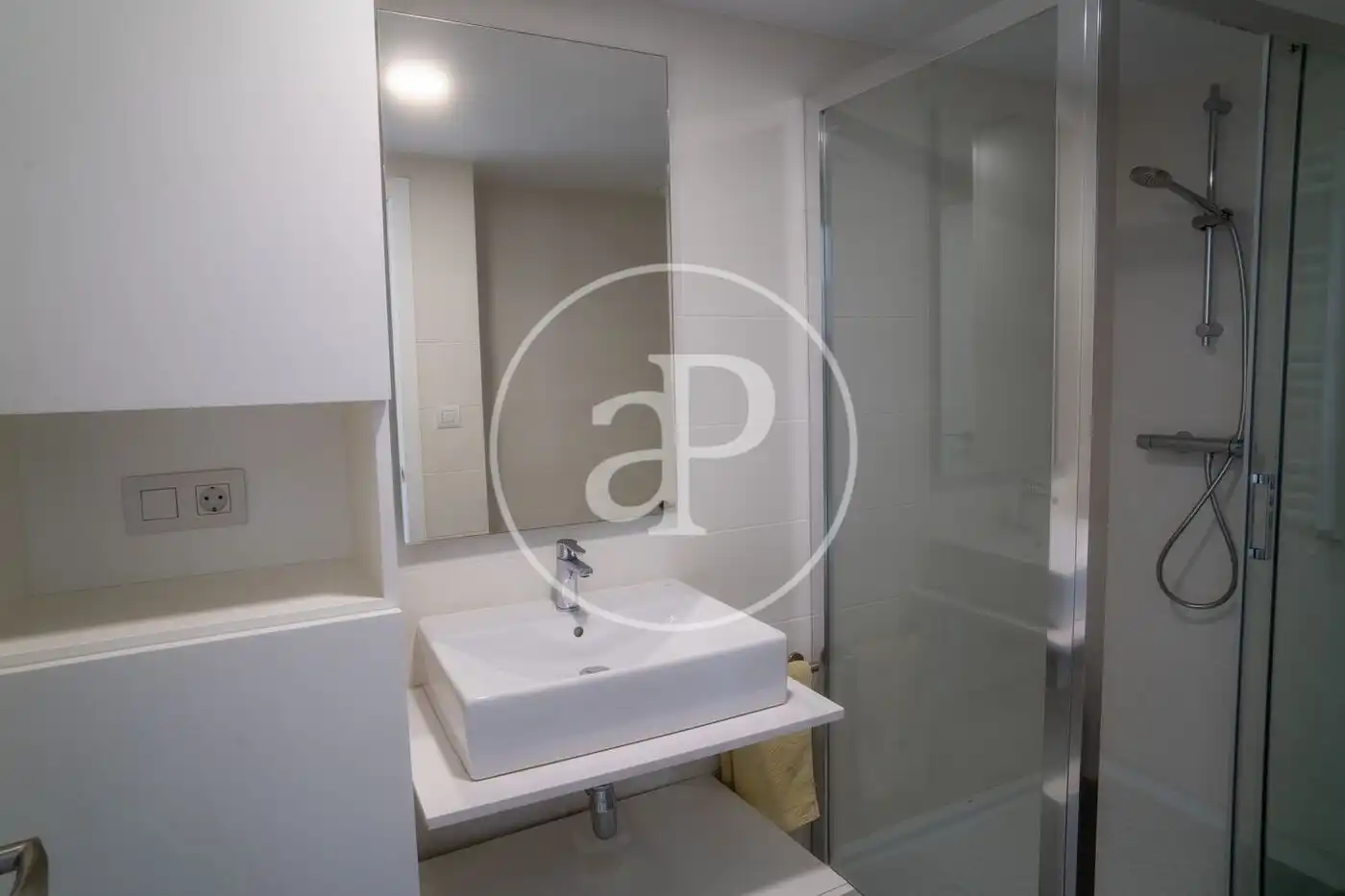 Bathroom of Flat for rent in Valencia  with Air Conditioner, Heating and Private garden