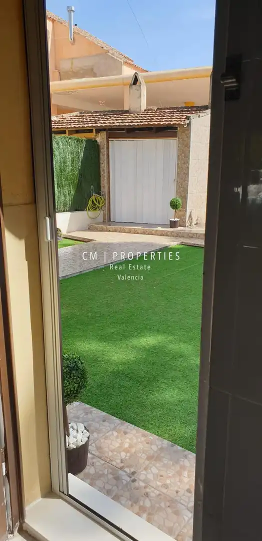 Vista exterior de Casa o xalet de lloguer en Paterna amb Aire condicionat, Calefacció i Terrassa