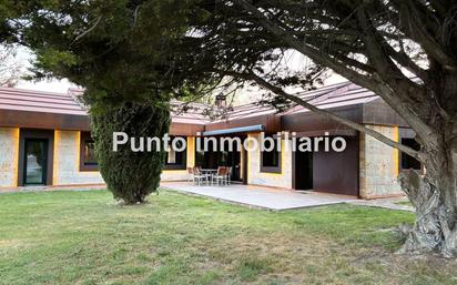 Vista exterior de Finca rústica en venda en Simancas amb Aire condicionat, Terrassa i Piscina