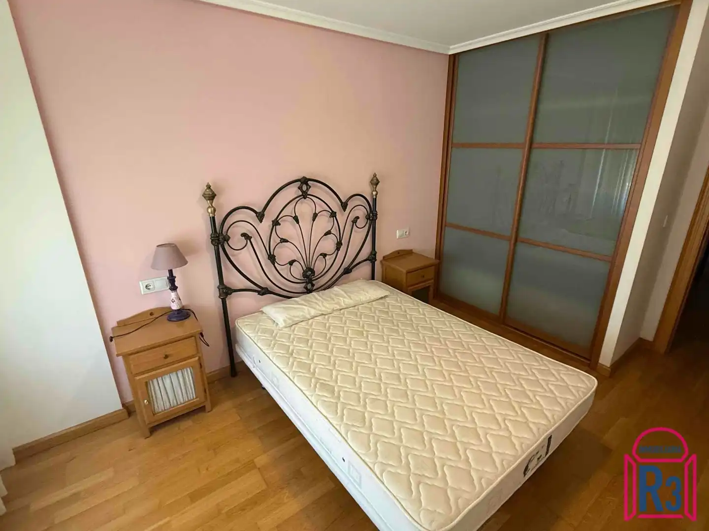 Dormitori de Casa adosada de lloguer en Villaquilambre amb Calefacció, Jardí privat i Moblat
